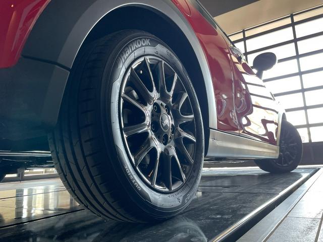ＭＩＮＩ クーパー　プレミアムプラスパッケージクラシックトリム　認定中古車　２年保証　１６インチＡＷ　ナビ非装着　スポーツシート　社外レザーシートカバー　フロントシートヒーター　クルーズコントロール　リヤカメラ　前後センサー　衝突軽減　ＬＥＤヘッドライト（24枚目）