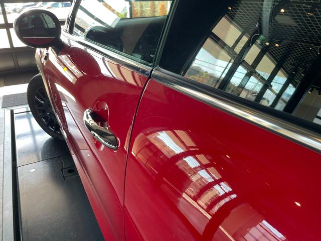 ＭＩＮＩ クーパー　プレミアムプラスパッケージクラシックトリム　認定中古車　２年保証　１６インチＡＷ　ナビ非装着　スポーツシート　社外レザーシートカバー　フロントシートヒーター　クルーズコントロール　リヤカメラ　前後センサー　衝突軽減　ＬＥＤヘッドライト（25枚目）