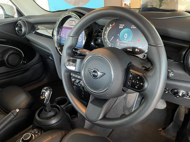 ＭＩＮＩ クーパー　プレミアムプラスパッケージクラシックトリム　認定中古車　２年保証　１６インチＡＷ　ナビ非装着　スポーツシート　社外レザーシートカバー　フロントシートヒーター　クルーズコントロール　リヤカメラ　前後センサー　衝突軽減　ＬＥＤヘッドライト（32枚目）