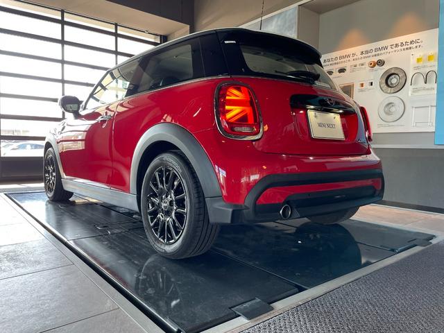 ＭＩＮＩ クーパー　プレミアムプラスパッケージクラシックトリム　認定中古車　２年保証　１６インチＡＷ　ナビ非装着　スポーツシート　社外レザーシートカバー　フロントシートヒーター　クルーズコントロール　リヤカメラ　前後センサー　衝突軽減　ＬＥＤヘッドライト（42枚目）