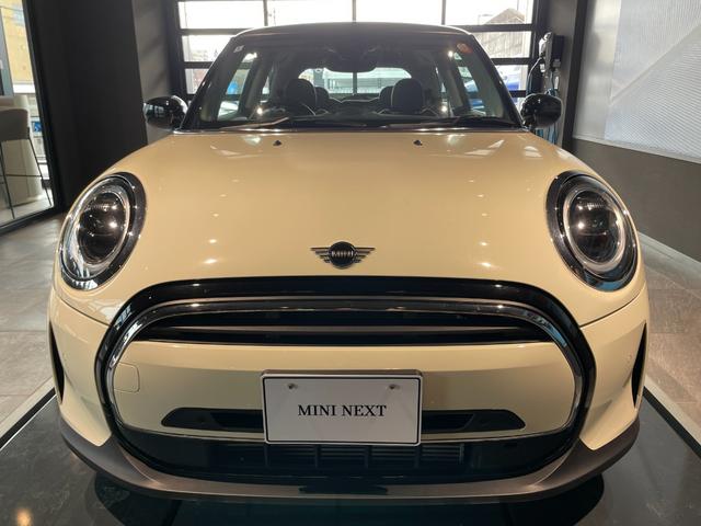 ＭＩＮＩ クーパー　クラシック・トリム　認定中古車　２年保証　純正ＨＤＤナビゲーション　１６インチＡＷ　クルーズコントロール　リヤカメラ　前後センサー　ＬＥＤヘッドライト　衝突警告　車線逸脱　ＵＳＢ　コンフォートアクセス（3枚目）