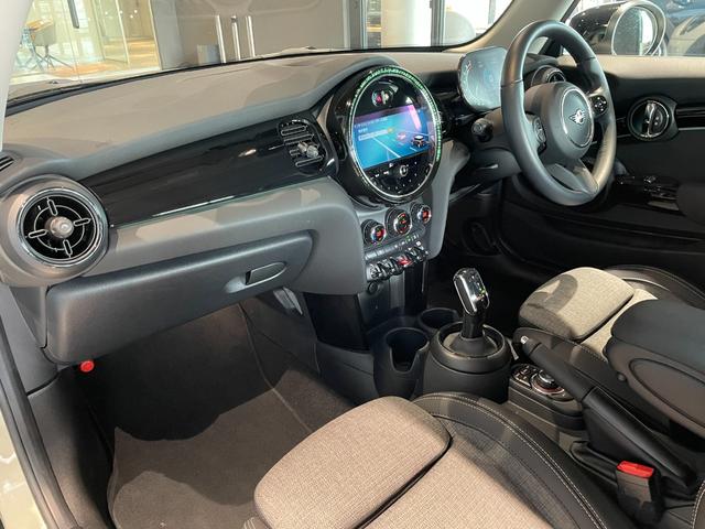 ＭＩＮＩ クーパー　クラシック・トリム　認定中古車　２年保証　純正ＨＤＤナビゲーション　１６インチＡＷ　クルーズコントロール　リヤカメラ　前後センサー　ＬＥＤヘッドライト　衝突警告　車線逸脱　ＵＳＢ　コンフォートアクセス（4枚目）