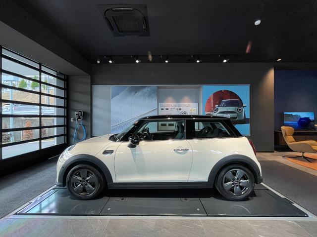 ＭＩＮＩ クーパー　クラシック・トリム　認定中古車　２年保証　純正ＨＤＤナビゲーション　１６インチＡＷ　クルーズコントロール　リヤカメラ　前後センサー　ＬＥＤヘッドライト　衝突警告　車線逸脱　ＵＳＢ　コンフォートアクセス（7枚目）