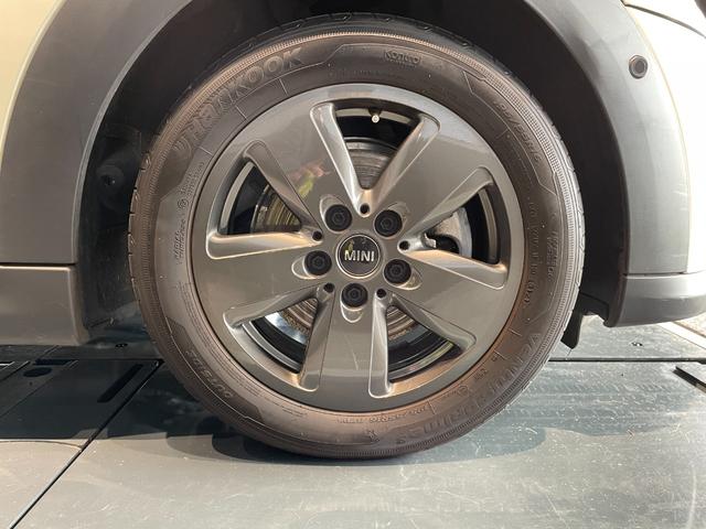 ＭＩＮＩ クーパー　クラシック・トリム　認定中古車　２年保証　純正ＨＤＤナビゲーション　１６インチＡＷ　クルーズコントロール　リヤカメラ　前後センサー　ＬＥＤヘッドライト　衝突警告　車線逸脱　ＵＳＢ　コンフォートアクセス（10枚目）
