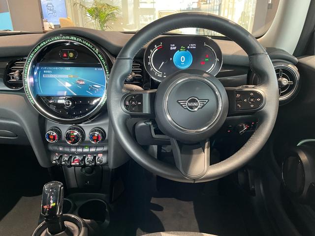 ＭＩＮＩ クーパー　クラシック・トリム　認定中古車　２年保証　純正ＨＤＤナビゲーション　１６インチＡＷ　クルーズコントロール　リヤカメラ　前後センサー　ＬＥＤヘッドライト　衝突警告　車線逸脱　ＵＳＢ　コンフォートアクセス（11枚目）