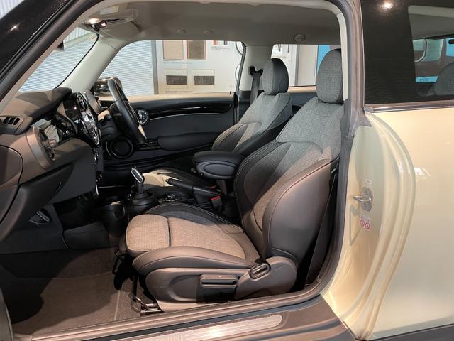 ＭＩＮＩ クーパー　クラシック・トリム　認定中古車　２年保証　純正ＨＤＤナビゲーション　１６インチＡＷ　クルーズコントロール　リヤカメラ　前後センサー　ＬＥＤヘッドライト　衝突警告　車線逸脱　ＵＳＢ　コンフォートアクセス（13枚目）