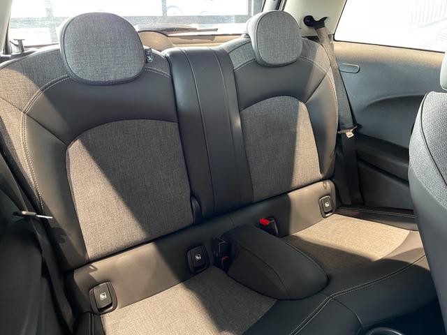 ＭＩＮＩ クーパー　クラシック・トリム　認定中古車　２年保証　純正ＨＤＤナビゲーション　１６インチＡＷ　クルーズコントロール　リヤカメラ　前後センサー　ＬＥＤヘッドライト　衝突警告　車線逸脱　ＵＳＢ　コンフォートアクセス（14枚目）