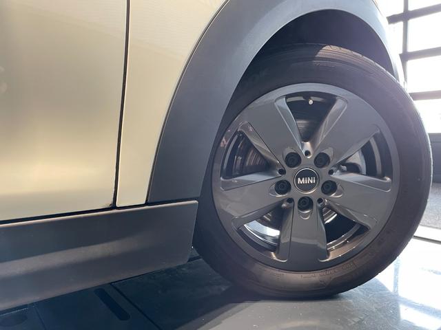 ＭＩＮＩ クーパー　クラシック・トリム　認定中古車　２年保証　純正ＨＤＤナビゲーション　１６インチＡＷ　クルーズコントロール　リヤカメラ　前後センサー　ＬＥＤヘッドライト　衝突警告　車線逸脱　ＵＳＢ　コンフォートアクセス（23枚目）