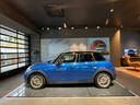 ＭＩＮＩ クーパーＳ　フェイバリット・トリム　認定中古車　２年保証　フェイバードトリム　１７インチＡＷ　Ｈａｒｍａｎ／Ｋａｒｄｏｎ　ステアリングヒーター　ヘッドアップディスプレイ　アクティブクルーズコントロール　全周囲カメラ　衝突軽減　車線逸脱（6枚目）