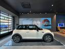 ＭＩＮＩ クーパー　クラシック・トリム　認定中古車　２年保証　純正ＨＤＤナビゲーション　１６インチＡＷ　クルーズコントロール　リヤカメラ　前後センサー　ＬＥＤヘッドライト　衝突警告　車線逸脱　ＵＳＢ　コンフォートアクセス（6枚目）