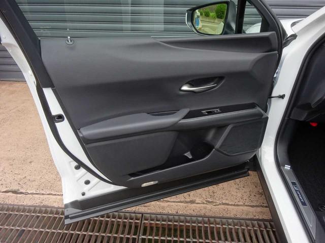 ＵＸ ＵＸ３００ｈ　Ｆスポーツ　Ｌｅｘｕｓ　Ｓａｆｅｔｙ　Ｓｙｓｔｅｍ＋　３眼ＬＥＤヘッドライト　レザーシート　サンルーフ　電動リアゲート　レーダークルーズ　フルセグ　ＥＴＣ　パドルシフト　シートヒーター　ステアリングヒーター（40枚目）