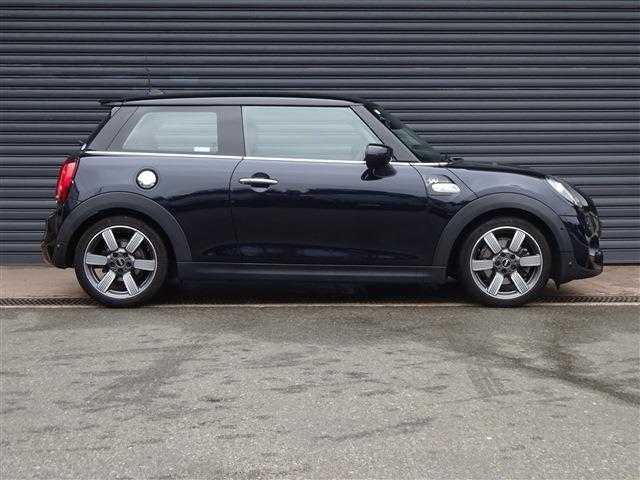 ＭＩＮＩ クーパーＳ　６０イヤーズエディション　衝突被害軽減ブレーキ　オートクルーズコントロール　パーキングアシスト　バックカメラ　アイドリングストップ　ＬＥＤヘッドライト　レザーシート　ＥＴＣ　ナビ（6枚目）