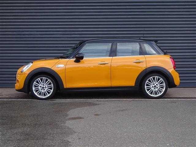 MINI クーパーS 衝突被害軽減ブレーキ オートクルーズコントロール アイドリングストップ LEDヘッドライト ETC ナビ(3枚目)