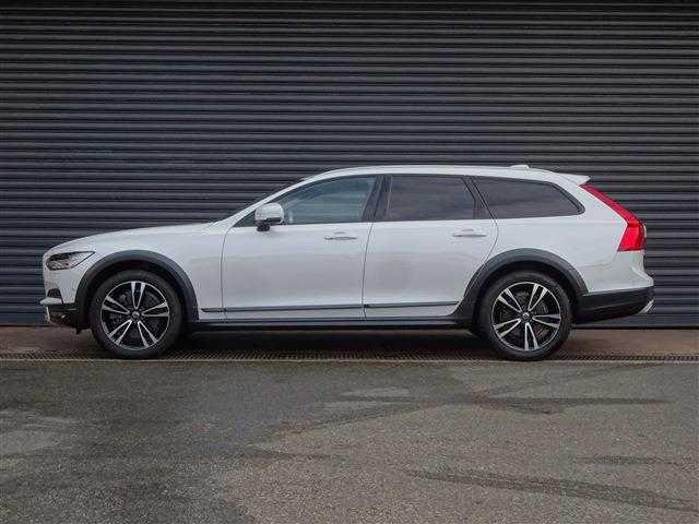 Ｖ９０ クロスカントリー　Ｔ５　ＡＷＤ　サマム　黒革　シートヒーター　シートクーラー　ＢＴ接続　全周囲カメラ　カープレイ対応　アダプティブクルーズ　ＬＥＤヘッドライト　ナビＴＶ（5枚目）