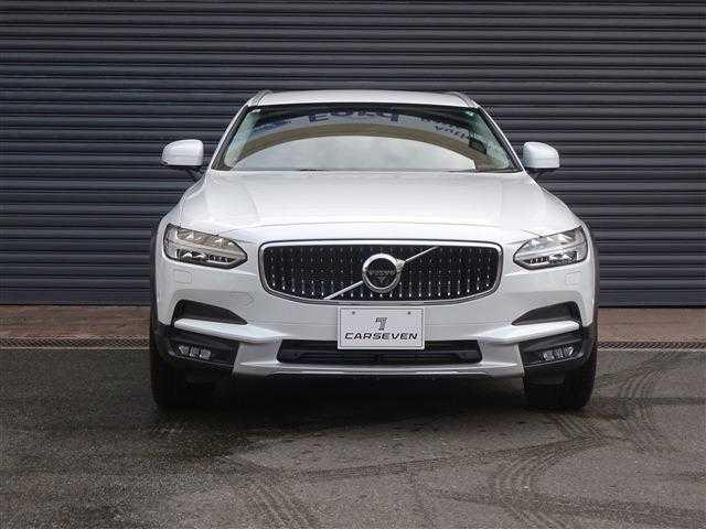 Ｖ９０ クロスカントリー　Ｔ５　ＡＷＤ　サマム　黒革　シートヒーター　シートクーラー　ＢＴ接続　全周囲カメラ　カープレイ対応　アダプティブクルーズ　ＬＥＤヘッドライト　ナビＴＶ（6枚目）