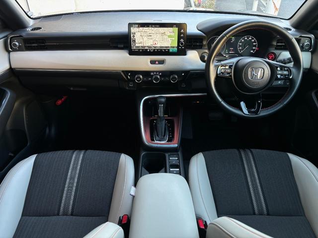 ヴェゼル ｅ：ＨＥＶ　ＰＬａＹ■ワンオーナー■パノラマツートンルーフ■　◎走行５千ｋｍ！■グレージュレザー■センシング■９ｉｎナビ■コネクトディスプレイ■ハンズフリーパワーバックドア■リアベンチレーション■ステアリング＆シートヒータ■ワイヤレス充電器■ブラインドスポット■（11枚目）