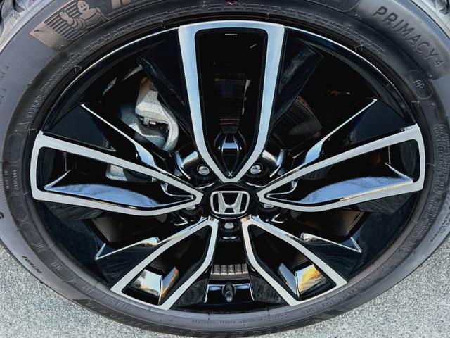 ヴェゼル ｅ：ＨＥＶ　ＰＬａＹ■ワンオーナー■パノラマツートンルーフ■　◎走行５千ｋｍ！■グレージュレザー■センシング■９ｉｎナビ■コネクトディスプレイ■ハンズフリーパワーバックドア■リアベンチレーション■ステアリング＆シートヒータ■ワイヤレス充電器■ブラインドスポット■（18枚目）