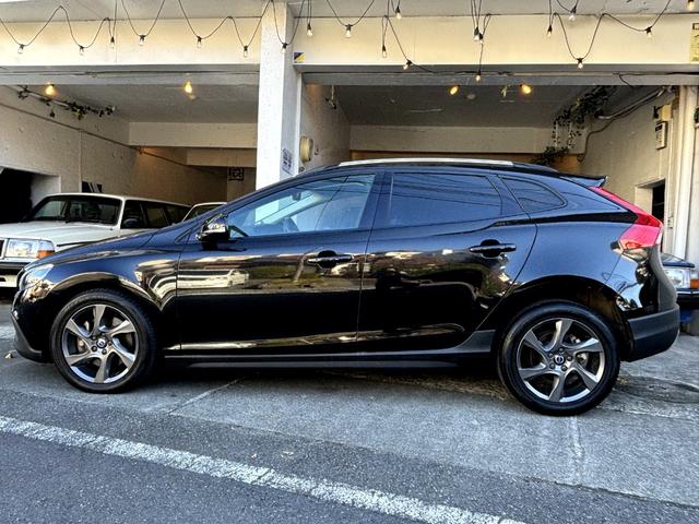 V40 クロスカントリー D4 SE■衝突被害軽減システム■4WD■ シティセーフティー■歩行者エアバッグ■BLIS■純正17インチアルミ■ブラックレザーシート■ドライブレコーダー■純正ナビ/TV■ETC■バックカメラ■クルーズコントロール■シートヒータ■パワーシート■(5枚目)