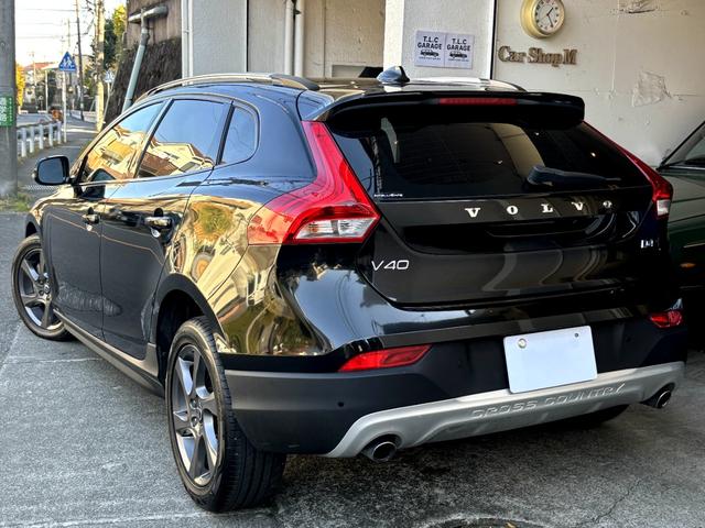 V40 クロスカントリー D4 SE■衝突被害軽減システム■4WD■ シティセーフティー■歩行者エアバッグ■BLIS■純正17インチアルミ■ブラックレザーシート■ドライブレコーダー■純正ナビ/TV■ETC■バックカメラ■クルーズコントロール■シートヒータ■パワーシート■(6枚目)