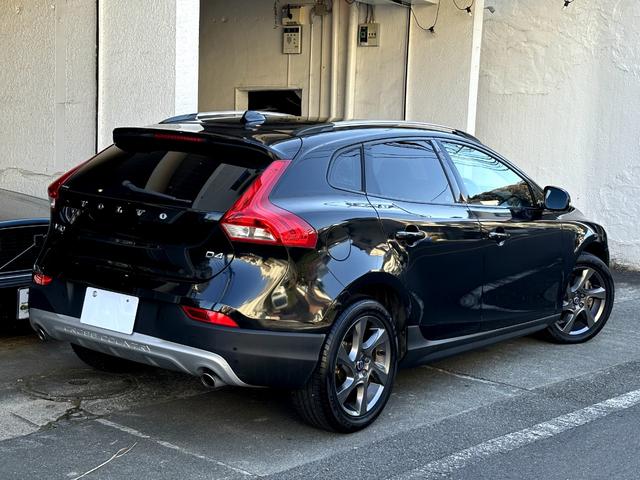 V40 クロスカントリー D4 SE■衝突被害軽減システム■4WD■ シティセーフティー■歩行者エアバッグ■BLIS■純正17インチアルミ■ブラックレザーシート■ドライブレコーダー■純正ナビ/TV■ETC■バックカメラ■クルーズコントロール■シートヒータ■パワーシート■(18枚目)