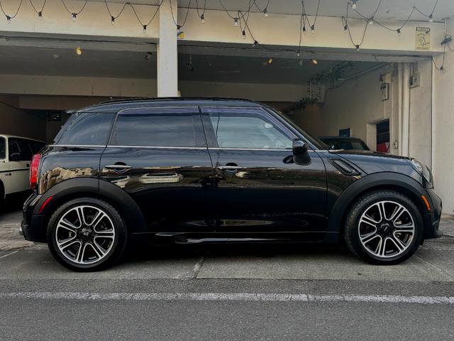 ＭＩＮＩ クーパーＳＤ　クロスオーバー■後期型■ブラックデザインＰＫＧ　■ＪＣＷ純正１８ｉｎアルミ！■ＺＢ２０型ディーゼルターボ！■純正ナビ＆フルセグＴＶ！■ドライブレコーダー■バックカメラ■パドルシフト■プッシュボタン■ハーフレザーシート■ブラックアウト■ＬＥＤライト■（10枚目）