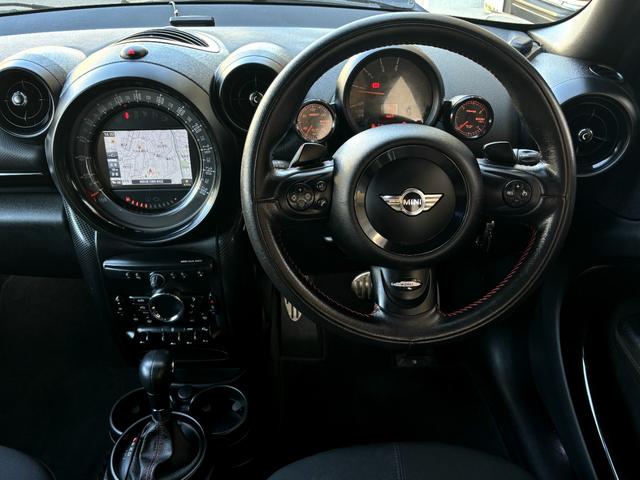 ＭＩＮＩ クーパーＳＤ　クロスオーバー■後期型■ブラックデザインＰＫＧ　■ＪＣＷ純正１８ｉｎアルミ！■ＺＢ２０型ディーゼルターボ！■純正ナビ＆フルセグＴＶ！■ドライブレコーダー■バックカメラ■パドルシフト■プッシュボタン■ハーフレザーシート■ブラックアウト■ＬＥＤライト■（12枚目）
