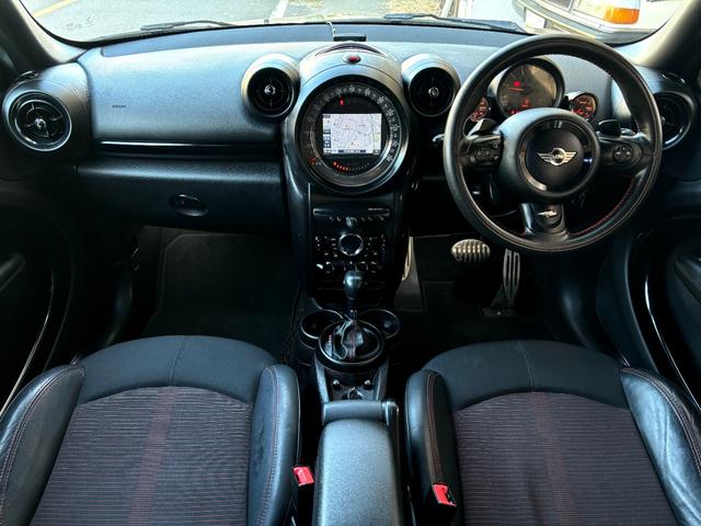 ＭＩＮＩ クーパーＳＤ　クロスオーバー■後期型■ブラックデザインＰＫＧ　■ＪＣＷ純正１８ｉｎアルミ！■ＺＢ２０型ディーゼルターボ！■純正ナビ＆フルセグＴＶ！■ドライブレコーダー■バックカメラ■パドルシフト■プッシュボタン■ハーフレザーシート■ブラックアウト■ＬＥＤライト■（13枚目）