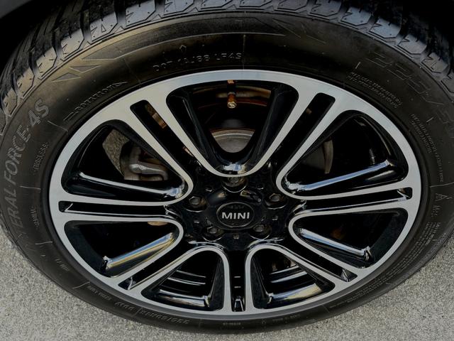 ＭＩＮＩ クーパーＳＤ　クロスオーバー■後期型■ブラックデザインＰＫＧ　■ＪＣＷ純正１８ｉｎアルミ！■ＺＢ２０型ディーゼルターボ！■純正ナビ＆フルセグＴＶ！■ドライブレコーダー■バックカメラ■パドルシフト■プッシュボタン■ハーフレザーシート■ブラックアウト■ＬＥＤライト■（21枚目）