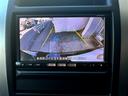バックカメラを装備しており、後退時の視界をナビ画面でしっかり確認できます。車両後方の状況がひと目で分かるため、駐車が苦手な方や狭い場所での取り回しも安心です！