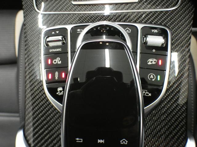 オプションでＡＭＧカーボンＰＫＧ＆ＡＭＧパフォーマンスＰＫＧが装備されており、周りと一線を画す一台で御座います！！