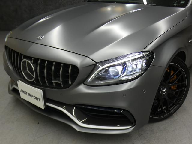 夜道を明るく照らすマルチビームＬＥＤヘッドライト！足元にはゴールドキャリパー＆カーボンセラミックブレーキ（フロント）、ＡＭＧマットブラックペイント鍛造１９インチクロススポークアルミホイール！