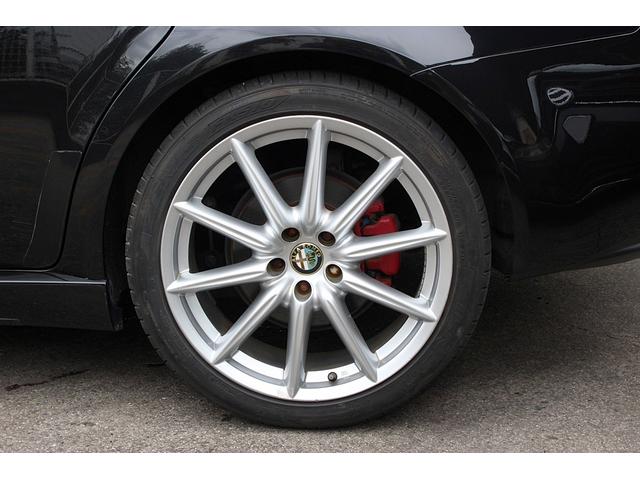 アルファ159 3.2 JTS Q4 Q-トロニック TI 後期モデル アイシン6AT 4WD TEZZOマフラー Frリップ&カーボンスイープ 19インチAW インマニ赤ペイント タワーバー スポーツレザー パワーシート HDDナビ Bカメラ 前後ドラレコ(14枚目)