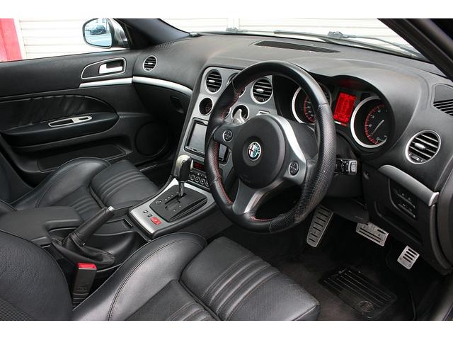 アルファ159 3.2 JTS Q4 Q-トロニック TI 後期モデル アイシン6AT 4WD TEZZOマフラー Frリップ&カーボンスイープ 19インチAW インマニ赤ペイント タワーバー スポーツレザー パワーシート HDDナビ Bカメラ 前後ドラレコ(17枚目)