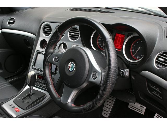 アルファ159 3.2 JTS Q4 Q-トロニック TI 後期モデル アイシン6AT 4WD TEZZOマフラー Frリップ&カーボンスイープ 19インチAW インマニ赤ペイント タワーバー スポーツレザー パワーシート HDDナビ Bカメラ 前後ドラレコ(25枚目)