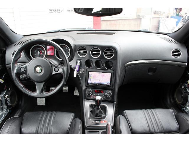 アルファ159 1750TBI 新車並行 1750ターボ 左6速MT TIパッケージ キセノン スポーツサス 19インチAW サイドスカート パークセンサー スポーツシート アルミコンソール 2DINナビ Bカメラ クルコン(4枚目)