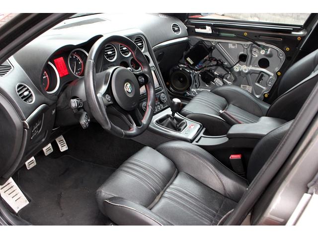 アルファ159 1750TBI 新車並行 1750ターボ 左6速MT TIパッケージ キセノン スポーツサス 19インチAW サイドスカート パークセンサー スポーツシート アルミコンソール 2DINナビ Bカメラ クルコン(17枚目)