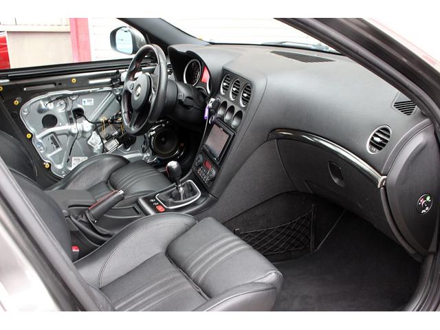 アルファ159 1750TBI 新車並行 1750ターボ 左6速MT TIパッケージ キセノン スポーツサス 19インチAW サイドスカート パークセンサー スポーツシート アルミコンソール 2DINナビ Bカメラ クルコン(20枚目)