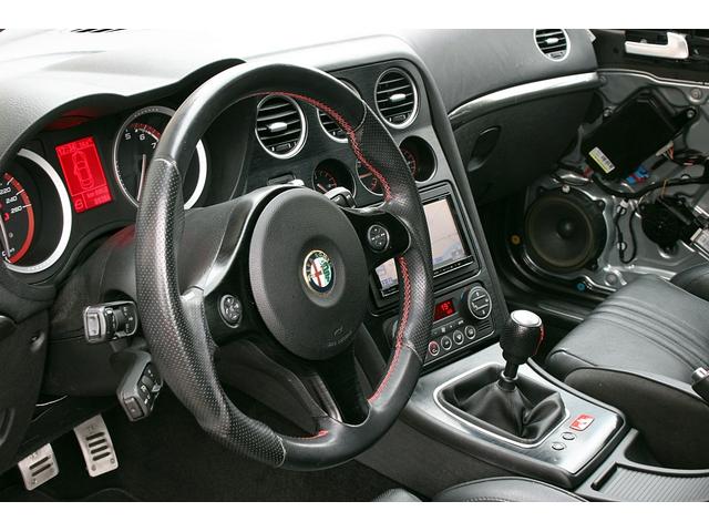 アルファ159 1750TBI 新車並行 1750ターボ 左6速MT TIパッケージ キセノン スポーツサス 19インチAW サイドスカート パークセンサー スポーツシート アルミコンソール 2DINナビ Bカメラ クルコン(25枚目)