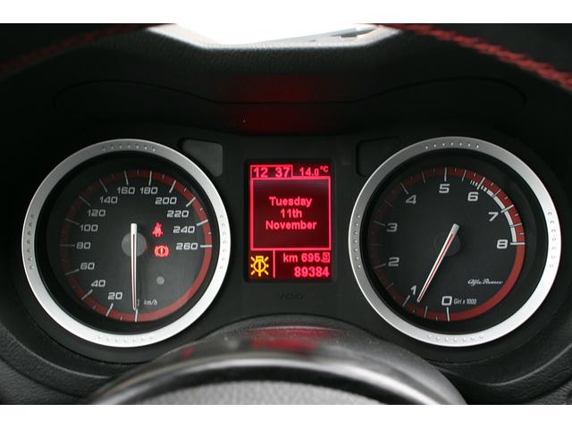 アルファ159 1750TBI 新車並行 1750ターボ 左6速MT TIパッケージ キセノン スポーツサス 19インチAW サイドスカート パークセンサー スポーツシート アルミコンソール 2DINナビ Bカメラ クルコン(27枚目)