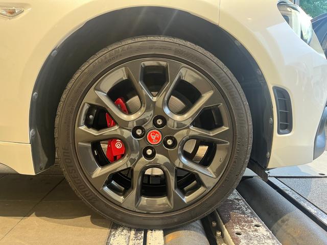 アバルト１２４ スパイダー ベースグレード　ワンオーナー車　ＥＴＣ付き　ビルシュタインショックアブソーバー　シートヒーター付き　フルセグＴＶ　純正ナビゲーション　ＬＥＤヘッドライト　スポーツレザーシート（31枚目）
