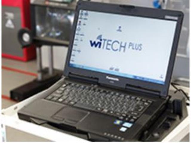 専用テスターによる診断。アルファロメオ／フィアット／アバルトの専任スタッフが対応！ショールーム併設の工場で突発的な不具合をサポートします。４基あるリフトがオイル交換などのクイックな作業にも対応します。