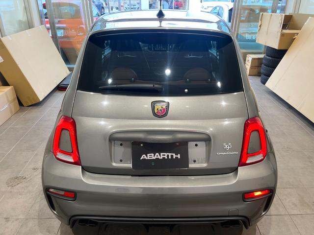 アバルト５９５ コンペティツィオーネ　弊社オーナー様下取り　ワンオーナー車　ドラレコ付き　ＥＴＣ付き　ブラウンサベルトシート　レコードモンツァマフラー　キセノンヘッドライト　禁煙車　純正１７インチアルミホイール（9枚目）