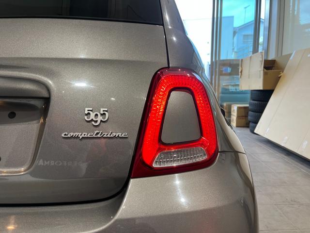 アバルト５９５ コンペティツィオーネ　弊社オーナー様下取り　ワンオーナー車　ドラレコ付き　ＥＴＣ付き　ブラウンサベルトシート　レコードモンツァマフラー　キセノンヘッドライト　禁煙車　純正１７インチアルミホイール（13枚目）