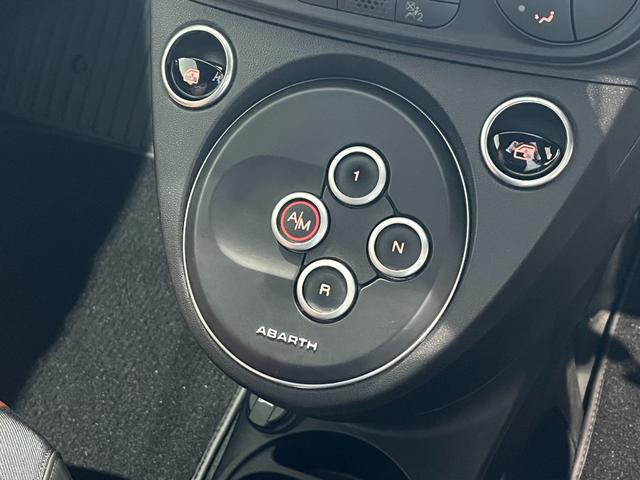 アバルト５９５ コンペティツィオーネ　弊社オーナー様下取り　ワンオーナー車　ドラレコ付き　ＥＴＣ付き　ブラウンサベルトシート　レコードモンツァマフラー　キセノンヘッドライト　禁煙車　純正１７インチアルミホイール（26枚目）