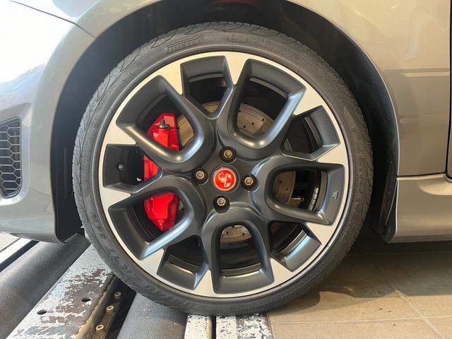 アバルト５９５ コンペティツィオーネ　弊社オーナー様下取り　ワンオーナー車　ドラレコ付き　ＥＴＣ付き　ブラウンサベルトシート　レコードモンツァマフラー　キセノンヘッドライト　禁煙車　純正１７インチアルミホイール（29枚目）