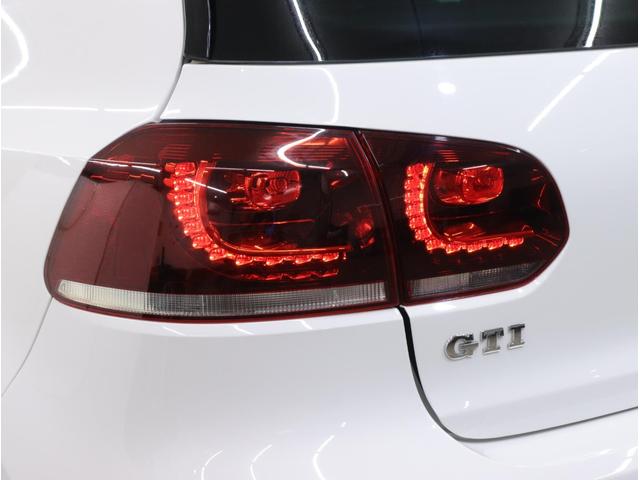 ゴルフ ＧＴＩ　減衰力可変ショック　１８ＡＷ　ゴルフＲルックＬＥＤテール　純正ナビ／Ｂカメラ／ＴＶ／Ｂｌｕｅｔｏｏｔｈ　パドル６速ＤＳＧ　専用スポーツシート　赤ブレーキキャリパー　革巻きステア　記録７枚　２１１ｐｓ（33枚目）