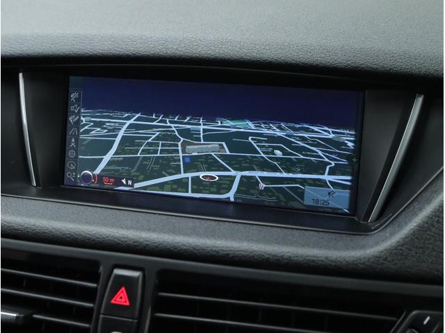 ���𑜓x�W�D�W�C���`���C�h���j�^�[�̓h���C�o�[����̎��F����啝�Ɍ���B�_�b�V���{�[�h�ƈ�̊�����C���e���A�f�U�C���������B�a�����������������y�A�����O�ɂ���āA�X�}�z���y���Đ��\�ł��B