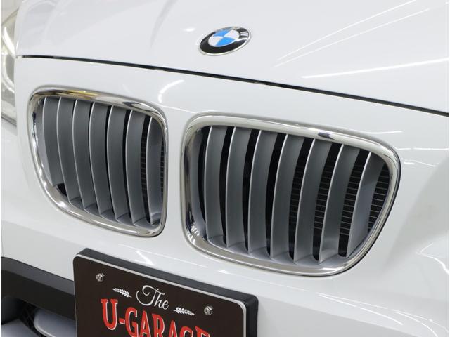 ���������傫�ȃL�h�j�[�O�����������̃t�����g�f�U�C���̓{�����[����������A�a�l�v�u�w���f���v�ɋ��ʂ����͋������咣�B�u���k�������v�ɂ̓}�b�g�V���o�[�E�o�[���̗p���Ă��܂��B