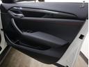 インパネと統一されたハイグロスブラックフィニッシャートリムを採用したドアパネル。目立った劣化はありません。