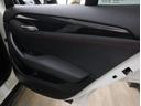 インパネと統一されたハイグロスブラックフィニッシャートリムを採用したドアパネル。目立った劣化はありません。